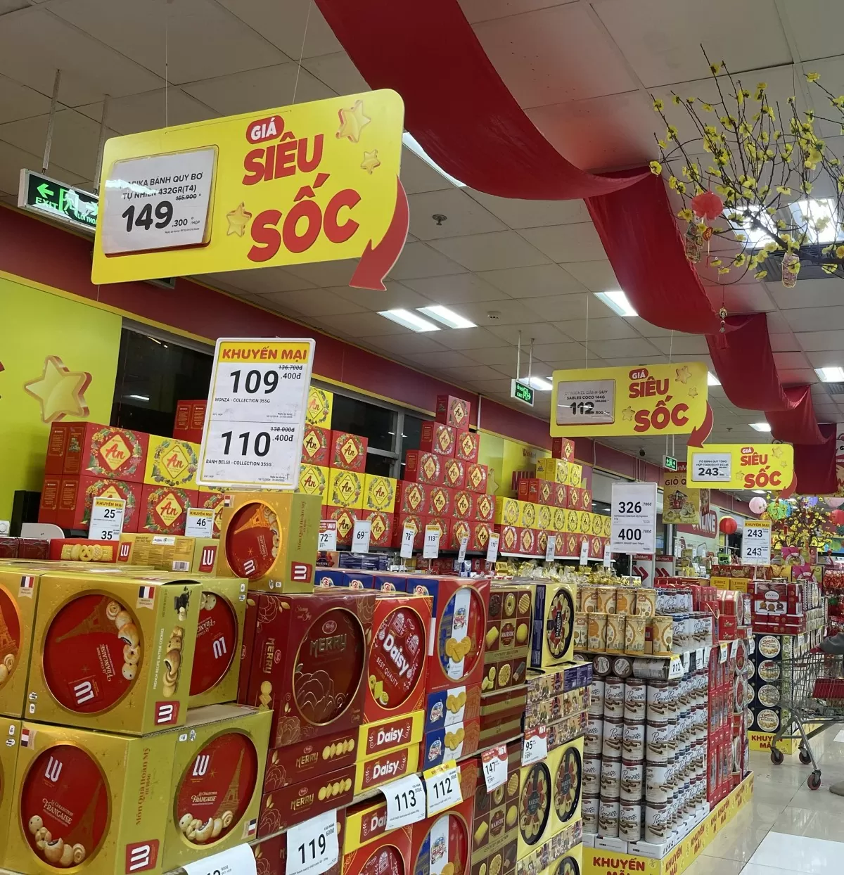 các siêu thị, cửa hàng đã tung ra nhiều chương trình khuyến mãi hấp dẫn, giảm giá