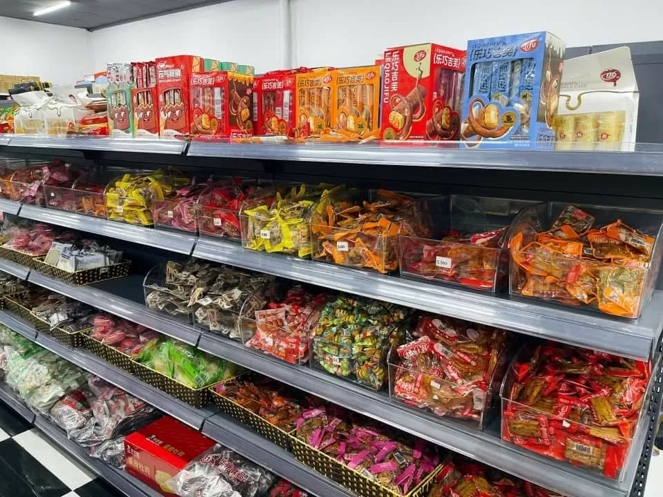 Người tiêu dùng cũng có xu hướng lựa chọn bánh kẹo ngoại để biếu tặng. Ảnh: Nguyễn Hương