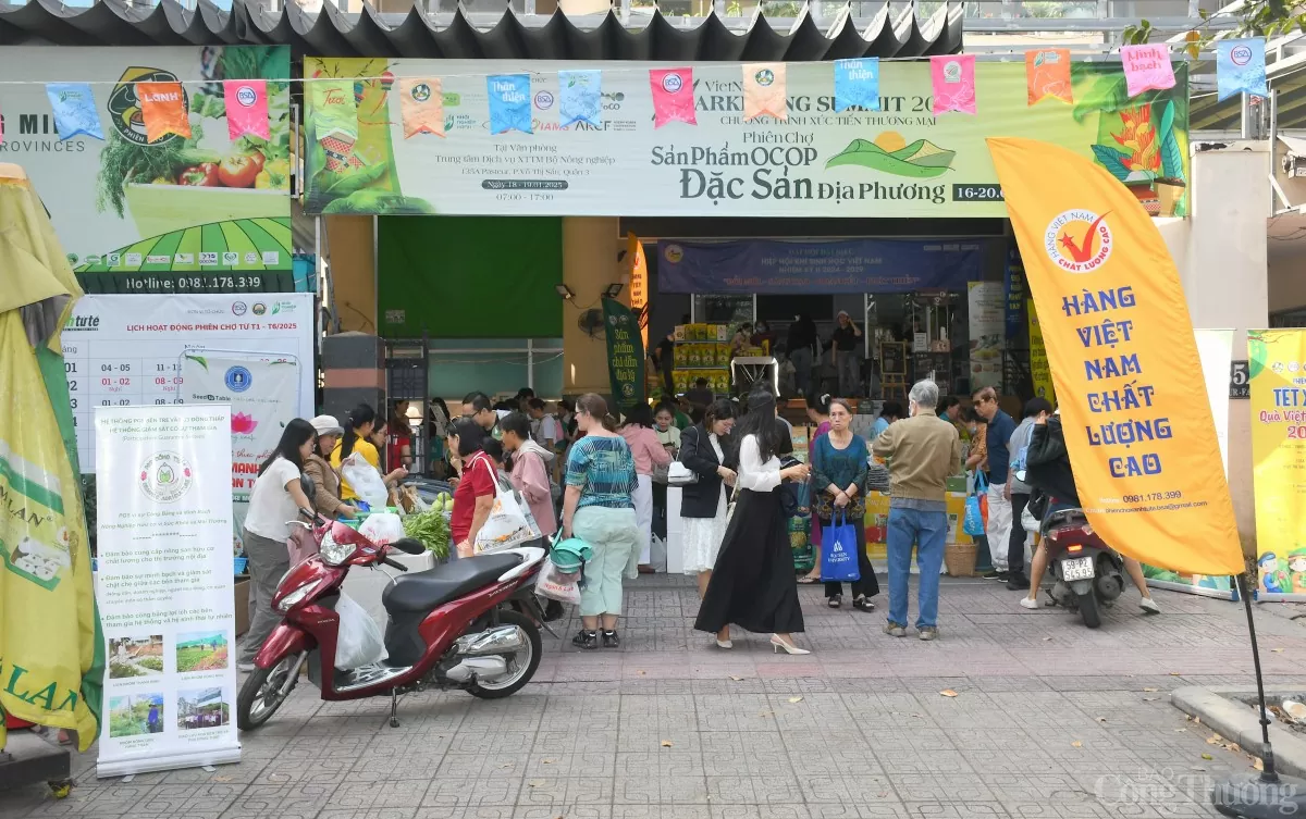 Chùm ảnh: Phiên chợ sản phẩm OCOP - đặc sản địa phương Chùm ảnh: Phiên chợ sản phẩm OCOP - đặc sản địa phương