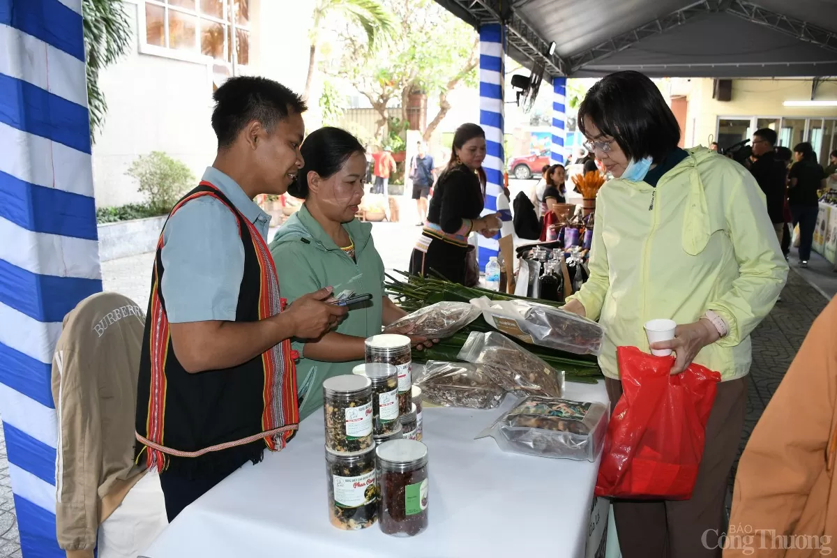 Chùm ảnh: Phiên chợ sản phẩm OCOP - đặc sản địa phương Chùm ảnh: Phiên chợ sản phẩm OCOP - đặc sản địa phương