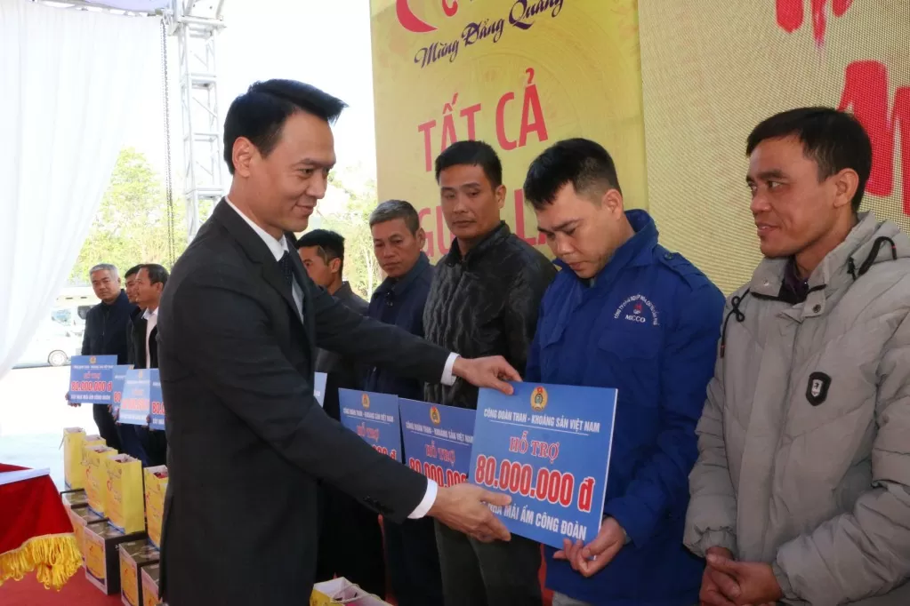 Ấm áp nghĩa tình Tết Thợ mỏ