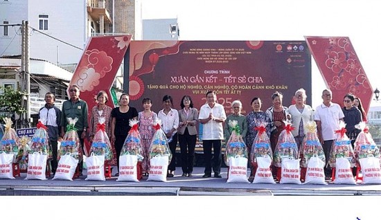 can tho nhieu hoat dong cham lo tet cho nguoi ngheo
