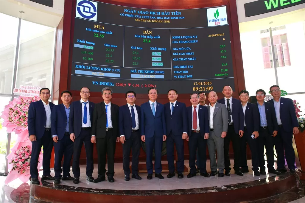 Đại biểu Petrovietnam, BSR chụp ảnh lưu niệm sau buổi lễ