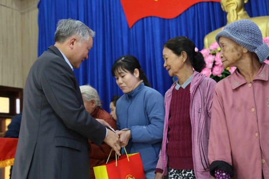 pho thu tuong nguyen hoa binh trao qua tet tai quang nam