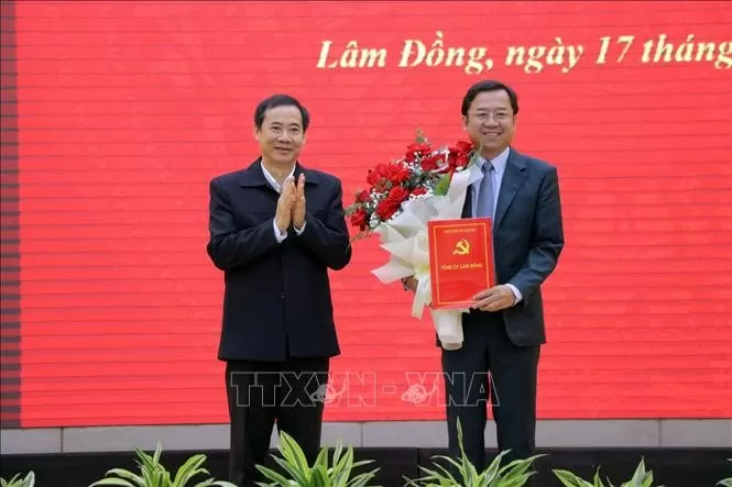 Quyền Bí thư Tỉnh ủy Lâm Đồng Nguyễn Thái Học trao Quyết định bổ nhiệm đồng chí Tôn Thiện Đồng giữ chức Tân Trưởng Ban Tuyên giáo và Dân vận Tỉnh ủy. Ảnh: TTXVN