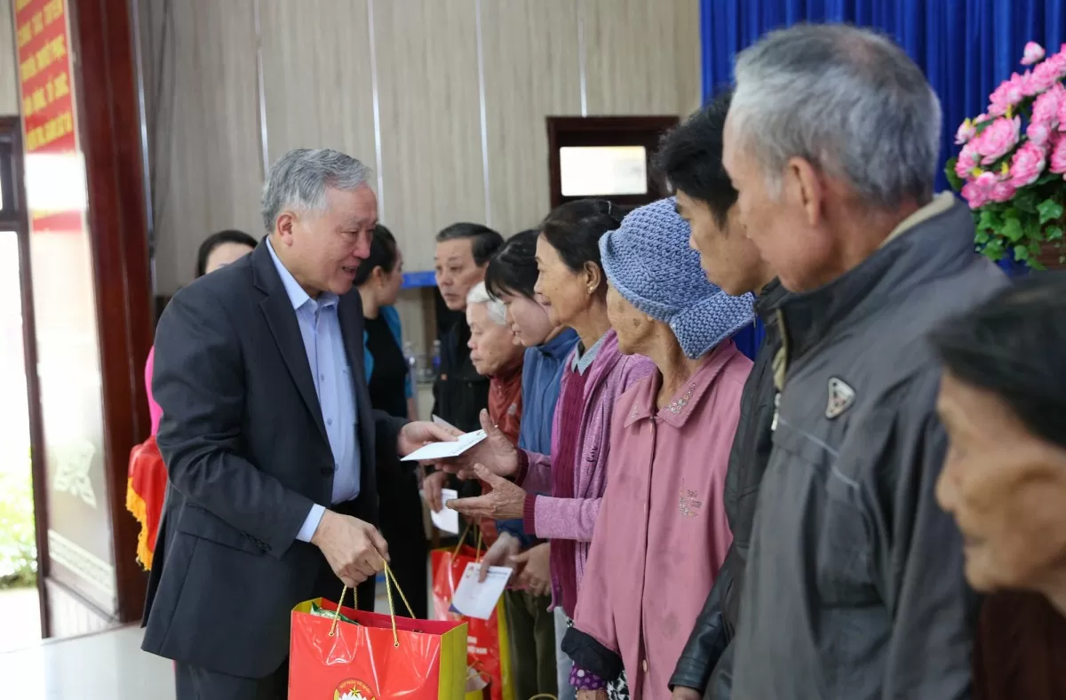 Phó Thủ tướng Thường trực Chính phủ Nguyễn Hòa Bình tặng 200 suất quà Tết cho các hộ nghèo, hộ cận nghèo, người lao động có hoàn cảnh khó khăn của thị xã - Ảnh: VGP/Nguyễn Hoàng