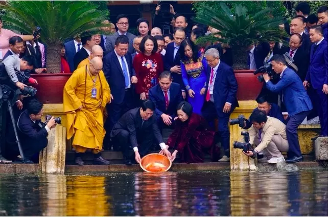 Chủ tịch nước Lương Cường và Phu nhân cùng Đoàn đại biểu kiều bào về quê đón Tết cổ truyền dân tộc, đã thực hiện nghi lễ truyền thống thả cá chép