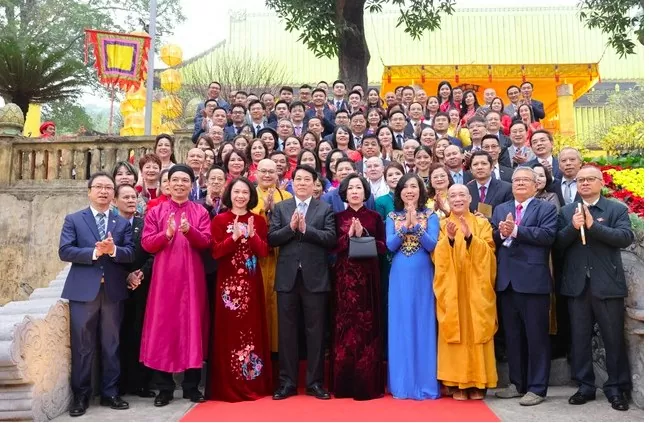 Chủ tịch nước Lương Cường và Phu nhân chụp ảnh cùng các kiều bào tại Điện Kính Thiên. (Ảnh: L.A)