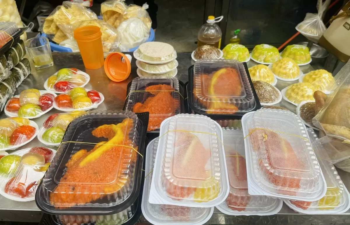 Nhiều loại thực phẩm chế biến sẵn như xôi được tạo hình cá chép rất đẹp mắt. Ảnh: Nguyễn Thanh