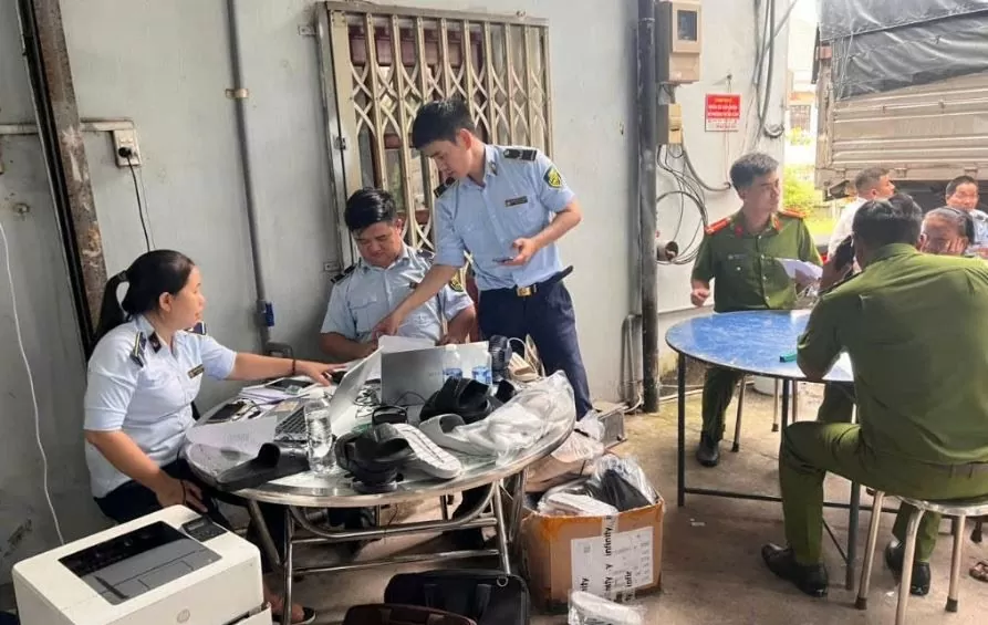 Quản lý thị trường TP. Hồ Chí Minh thực hiện công tác kiểm tra trên địa bàn. Ảnh Quản lý thị trường TP. Hồ Chí Minh 