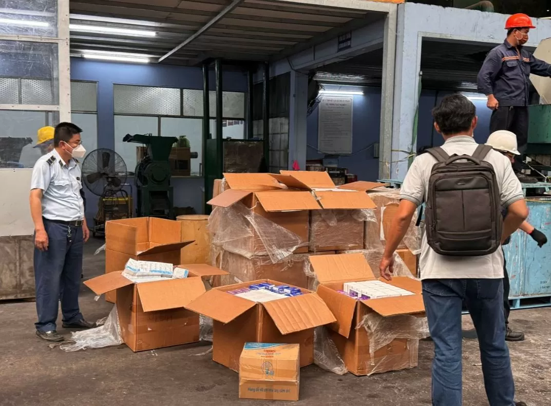 Cục Quản lý thị trường TP. Hồ Chí Minh đã tổ chức tiêu hủy hơn 6.600 chai rượu ngoại nhập lậu. Ảnh Cục Quản lý thị trường TP. Hồ Chí Minh 