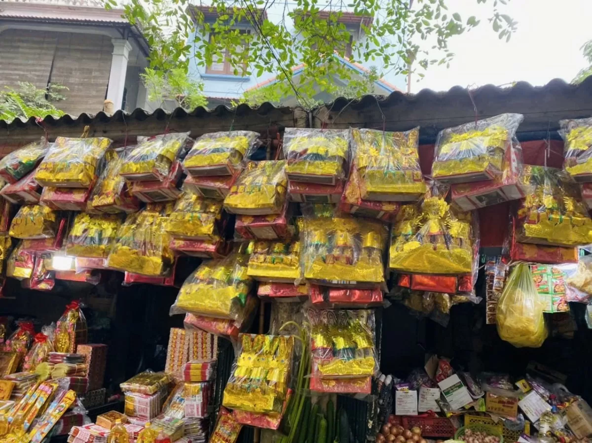 Bộ vàng mã lễ cúng ông Công ông Táo cũng rất đa dạng. Ảnh: Nguyễn Thanh