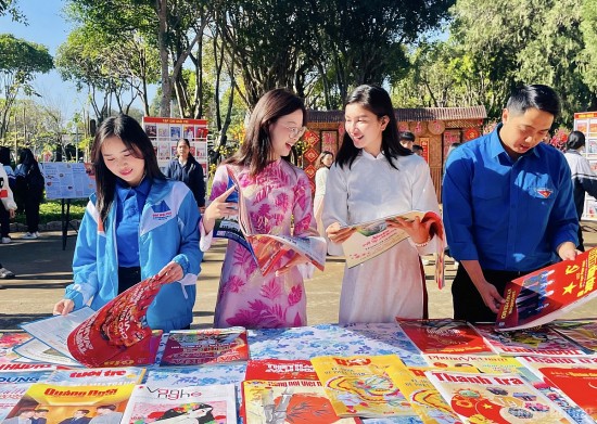 hoi bao xuan at ty 2025 gia lai ron rang hap dan