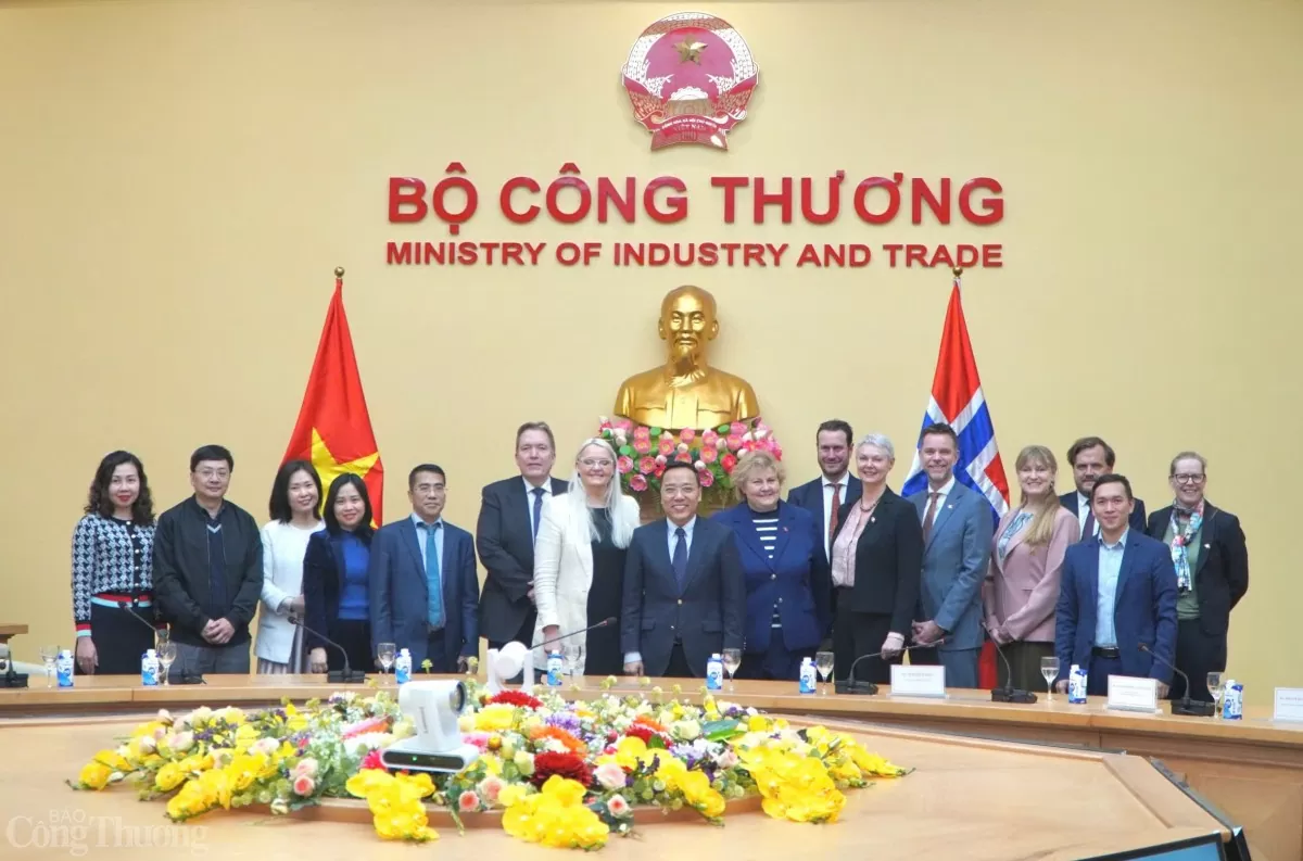 Trong không khí hữu nghị và cởi mở, Thứ trưởng Nguyễn Hoàng Long đã điểm lại những dấu mốc quan trọng trong quan hệ hợp tác song phương giữa Việt Nam và Na Uy, đặc biệt nhấn mạnh những thành tựu đạt được trong lĩnh vực thương mại và đầu tư.