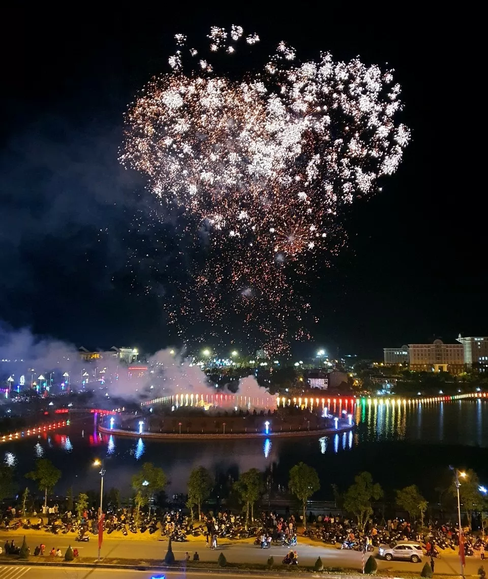 Lai Châu bắn 90 giàn pháo hoa tại phường Tân Phong