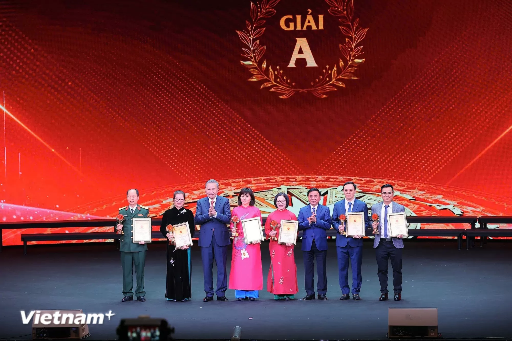 Các tác giả nhận Giải A