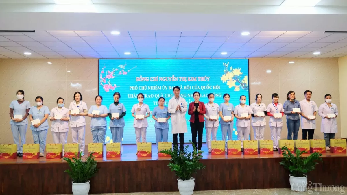 Phó Chủ nhiệm Ủy ban xã hội của Quốc hội Nguyễn Thị Kim Thúy tặng quà Tết cho đoàn viên, người lao động Bệnh viện Đà Nẵng Phó Chủ nhiệm Ủy ban xã hội của Quốc hội Nguyễn Thị Kim Thúy tặng quà Tết cho đoàn viên, người lao động Bệnh viện Đà Nẵng