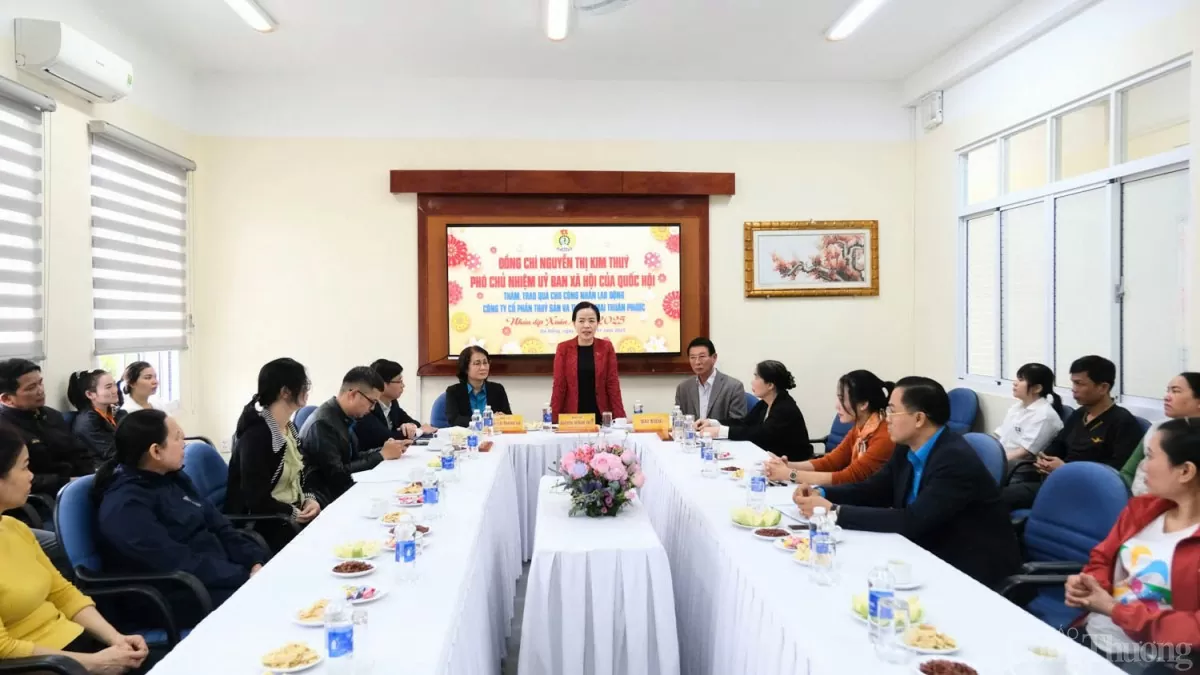 Phó Chủ nhiệm Ủy ban xã hội của Quốc hội Nguyễn Thị Kim Thúy đến thăm, tặng quà tại công ty Thủy sản Thuận Phước Phó Chủ nhiệm Ủy ban xã hội của Quốc hội Nguyễn Thị Kim Thúy đến thăm, tặng quà tại công ty Thủy sản Thuận Phước