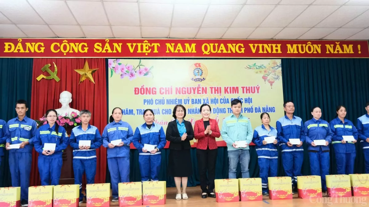 Phó Chủ nhiệm Ủy ban xã hội của Quốc hội Nguyễn Thị Kim Thúy tặng quà Tết cho người lao động công ty Môi trường Đô thị Đà Nẵng Phó Chủ nhiệm Ủy ban xã hội của Quốc hội Nguyễn Thị Kim Thúy tặng quà Tết cho người lao động công ty Môi trường Đô thị Đà Nẵng