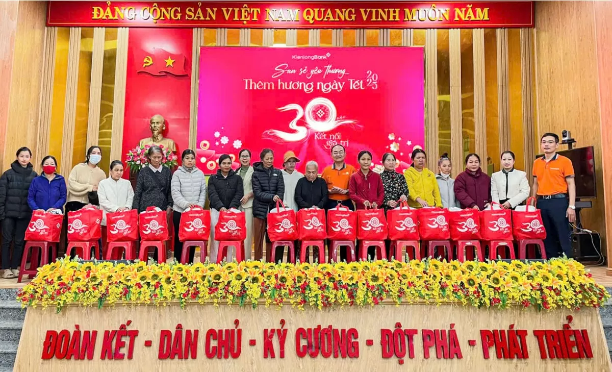 Hành trình 12 năm “San sẻ yêu thương – Thêm hương ngày Tết” của KienlongBank đến với người dân
