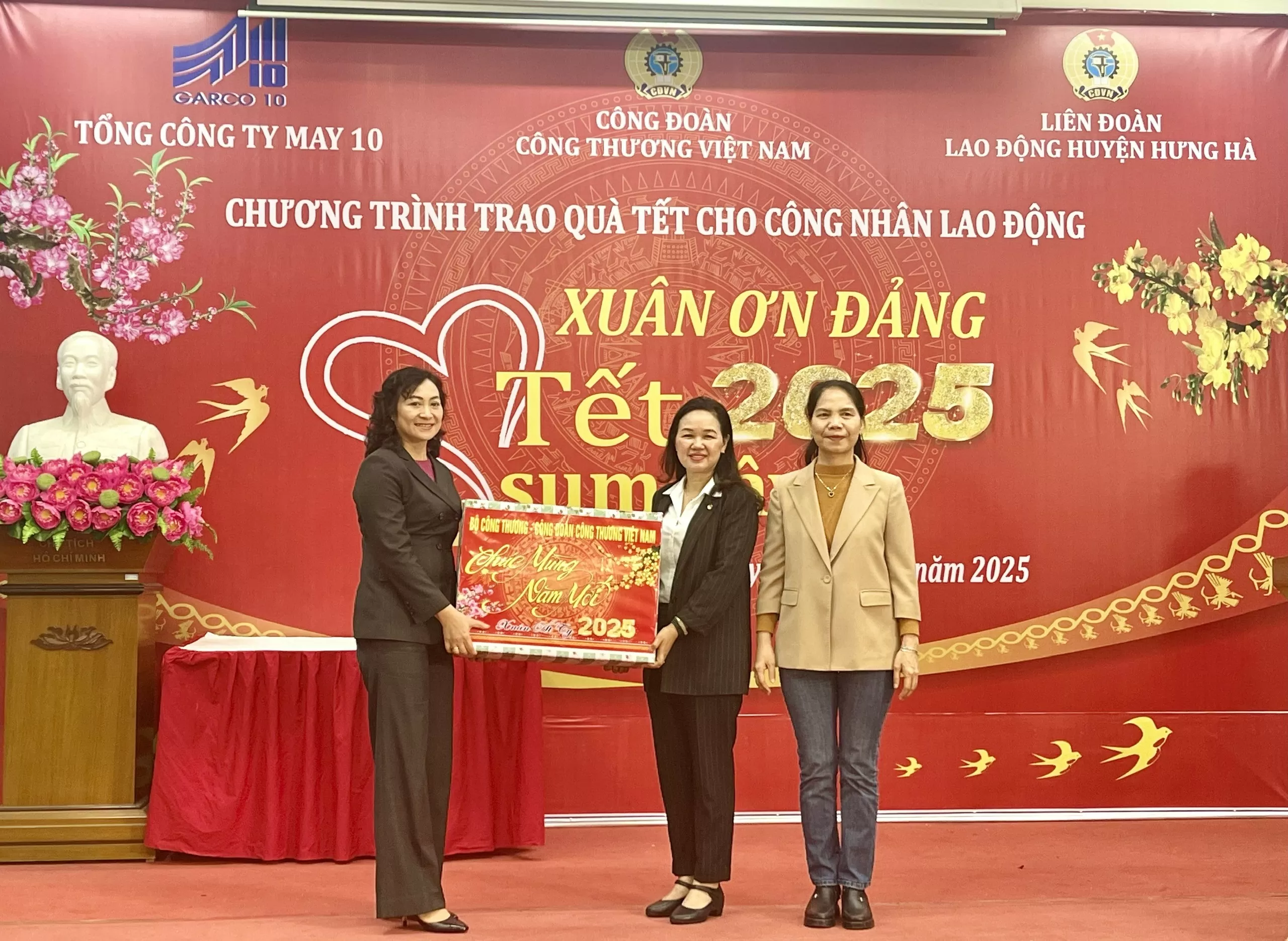 Lãnh đạo Bộ Công Thương trao quà Tết tặng công nhân, gia đình chính sách tại Thái Bình