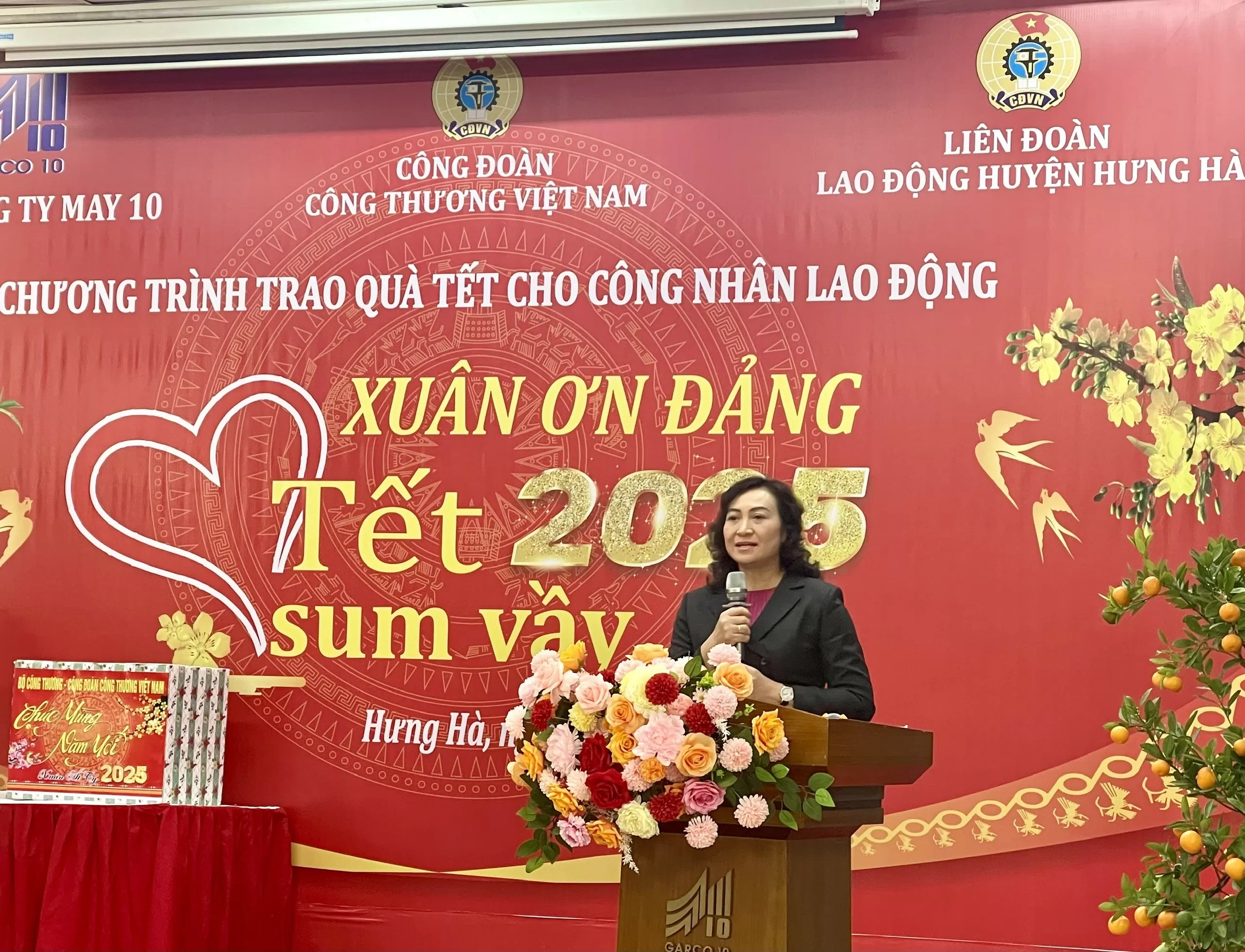 Lãnh đạo Bộ Công Thương trao quà Tết tặng công nhân, gia đình chính sách tại Thái Bình