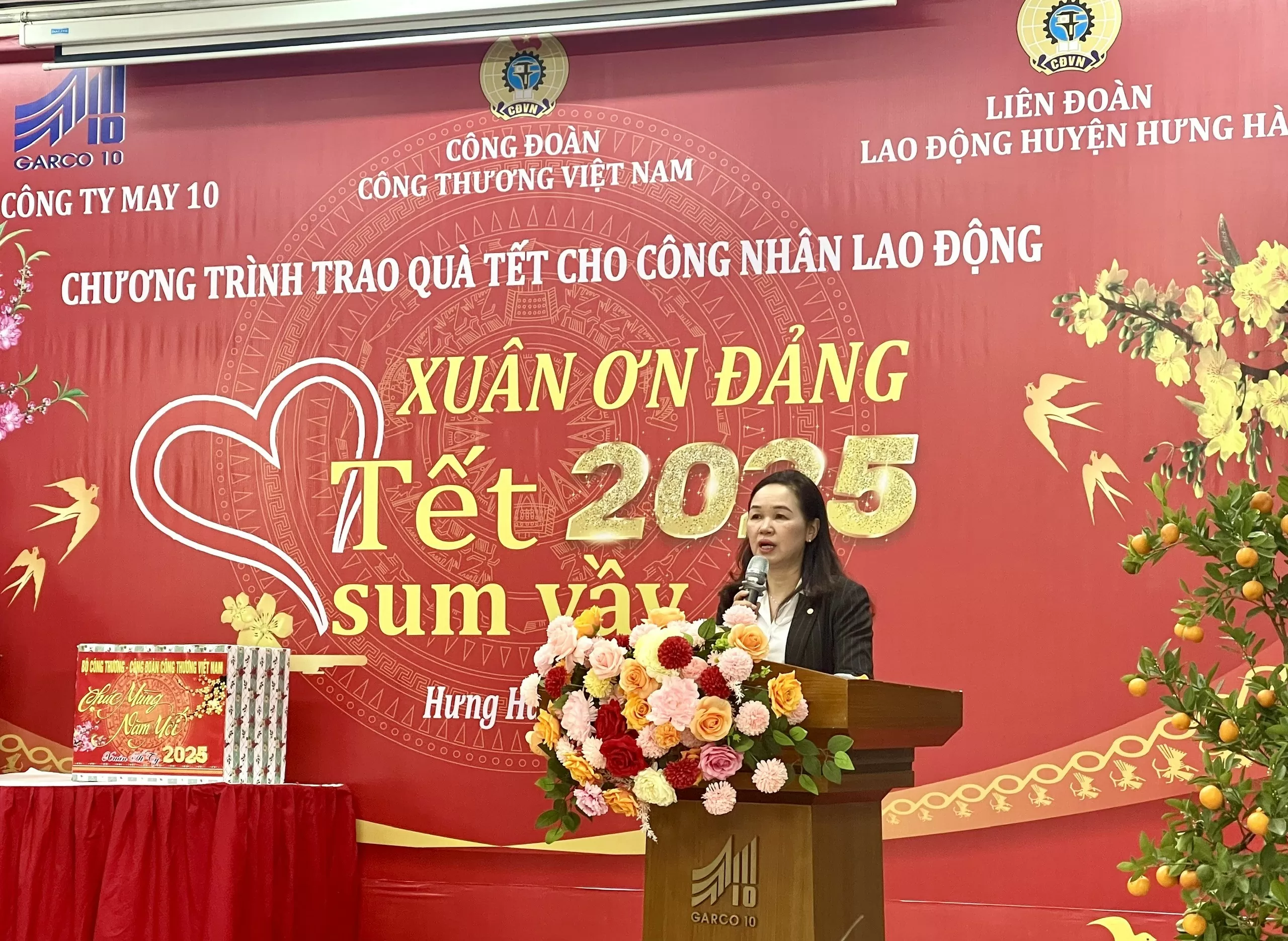 Lãnh đạo Bộ Công Thương trao quà Tết tặng công nhân, gia đình chính sách tại Thái Bình