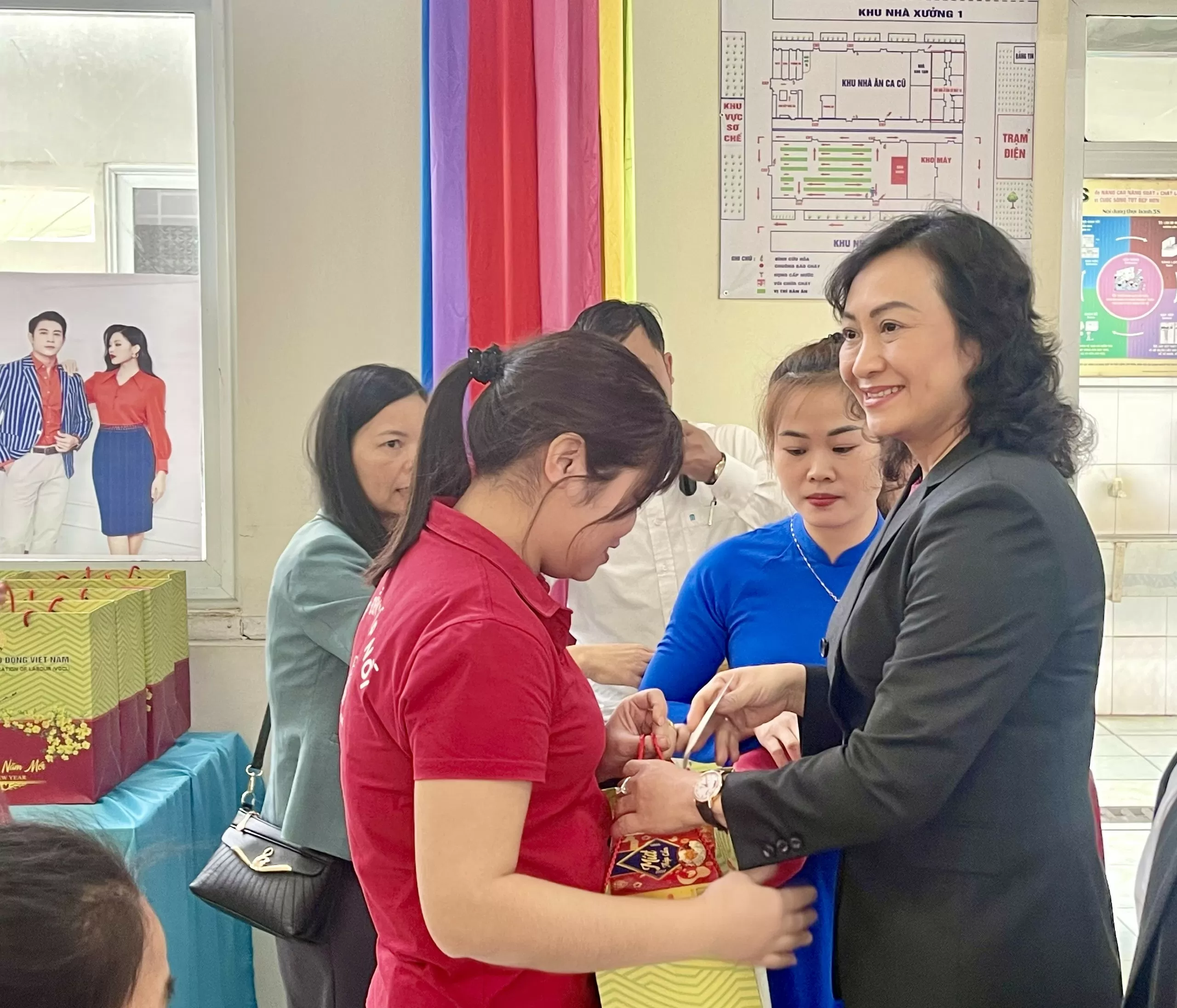 Lãnh đạo Bộ Công Thương trao quà Tết tặng công nhân, gia đình chính sách tại Thái Bình