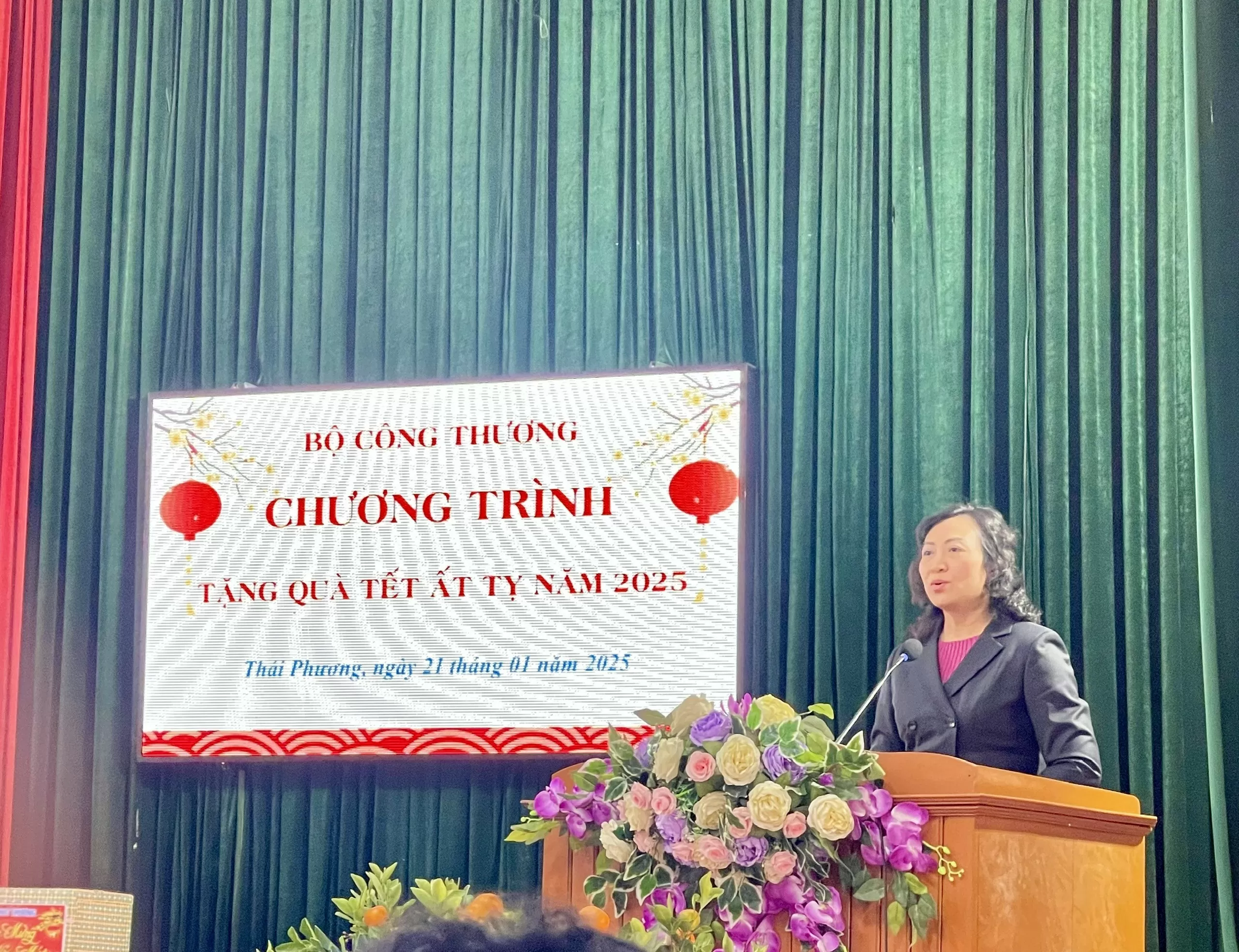 Lãnh đạo Bộ Công Thương trao quà Tết tặng công nhân, gia đình chính sách tại Thái Bình