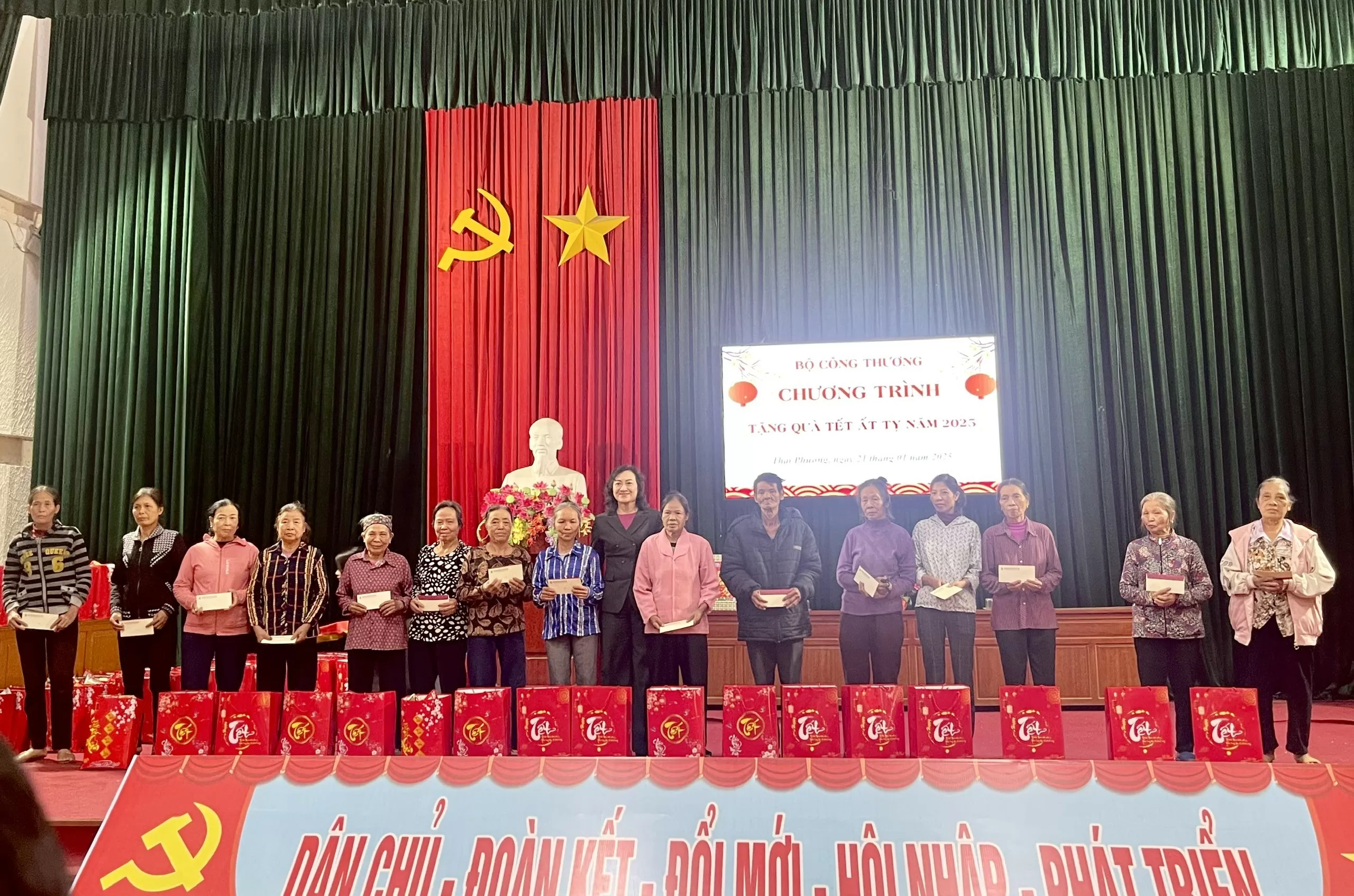 Lãnh đạo Bộ Công Thương trao quà Tết tặng công nhân, gia đình chính sách tại Thái Bình