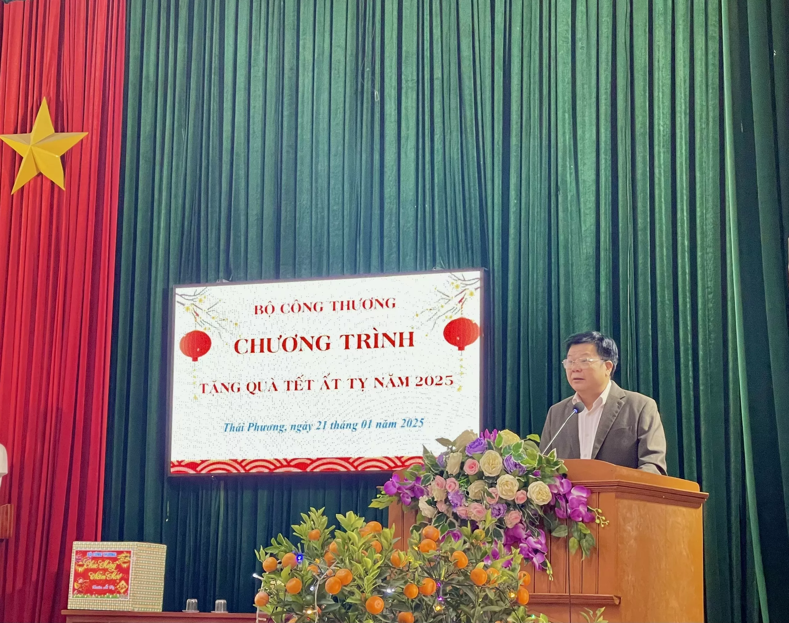 Lãnh đạo Bộ Công Thương trao quà Tết tặng công nhân, gia đình chính sách tại Thái Bình