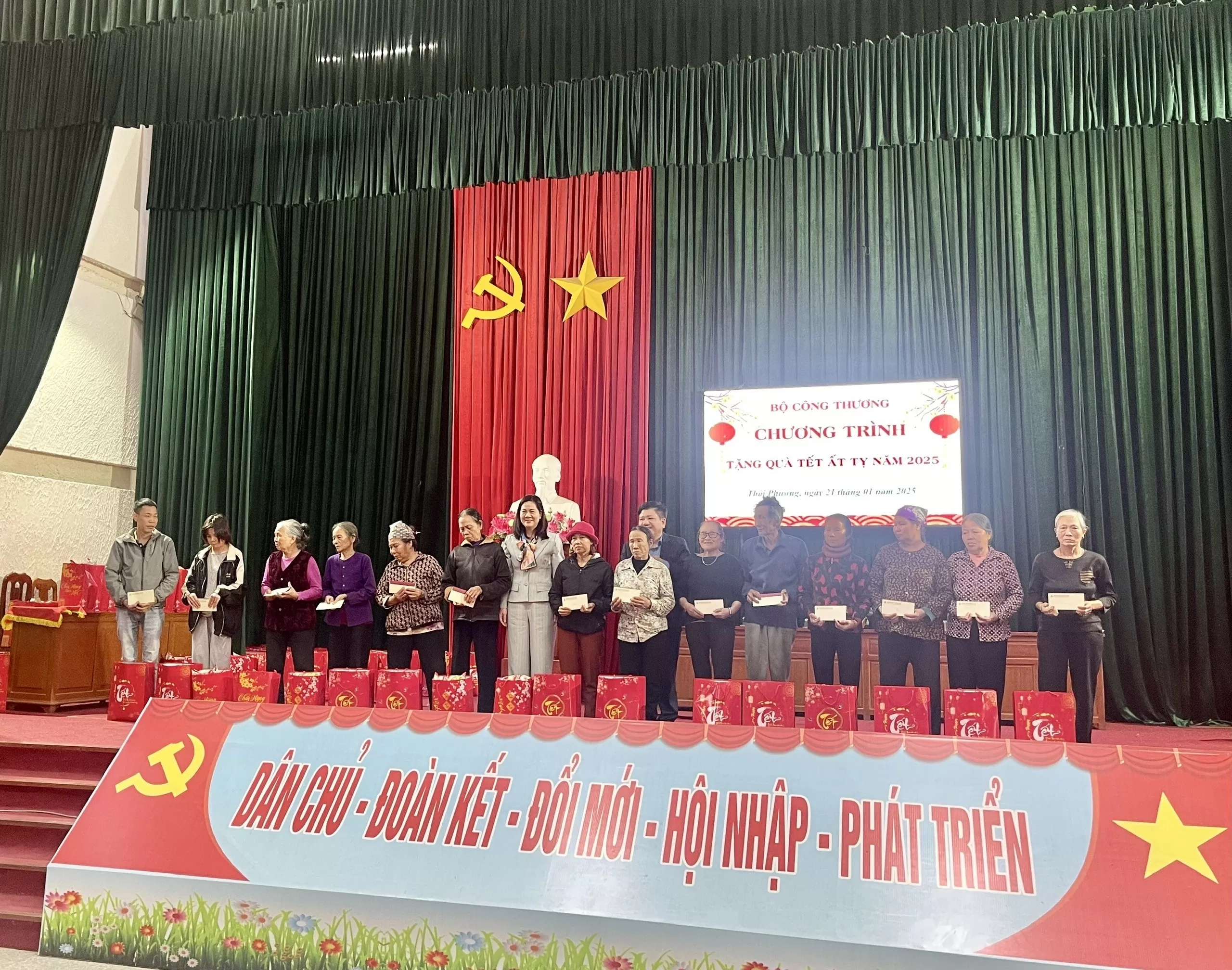 Lãnh đạo Bộ Công Thương trao quà Tết tặng công nhân, gia đình chính sách tại Thái Bình