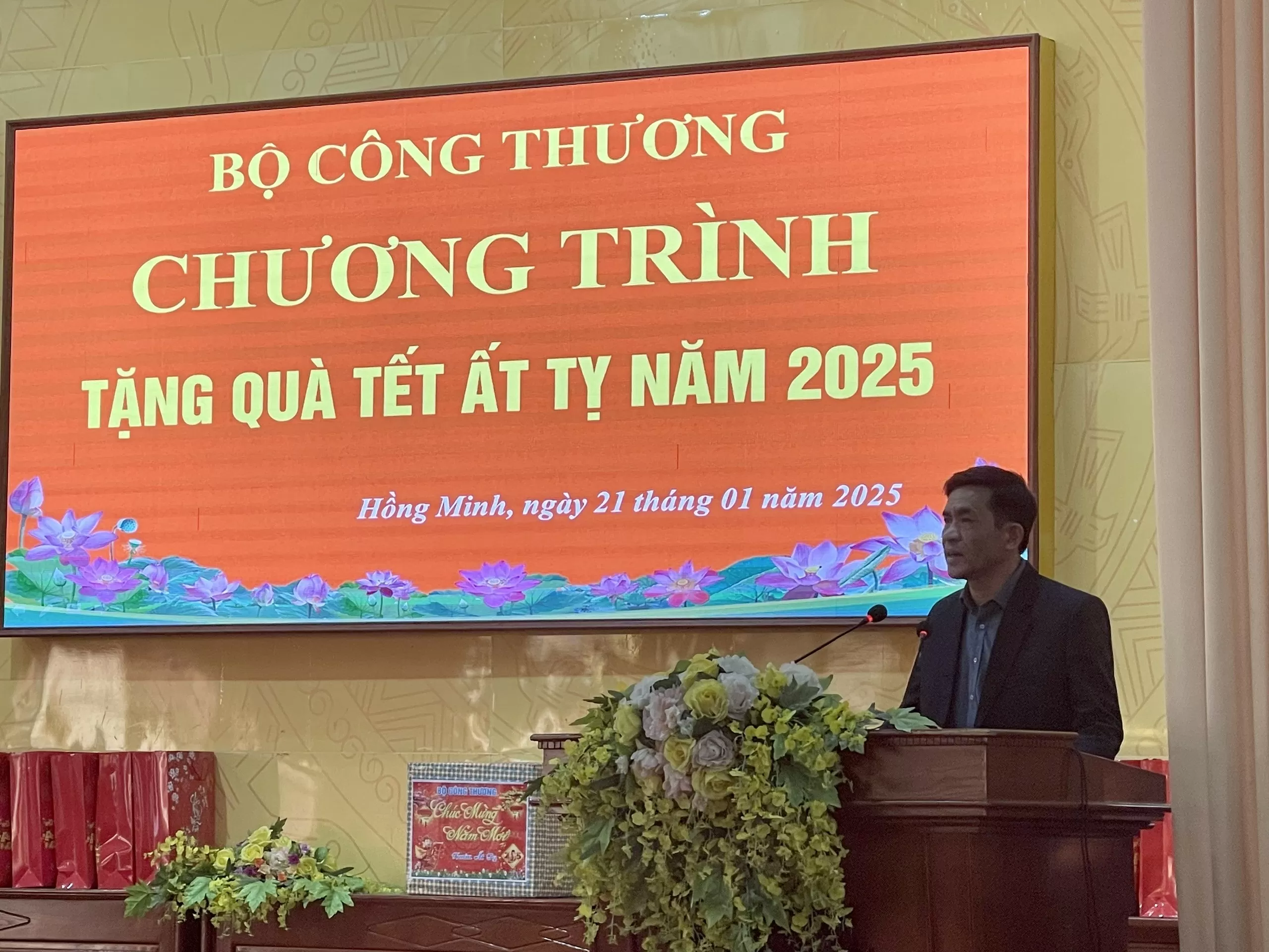 Lãnh đạo Bộ Công Thương trao quà Tết tặng công nhân, gia đình chính sách tại Thái Bình