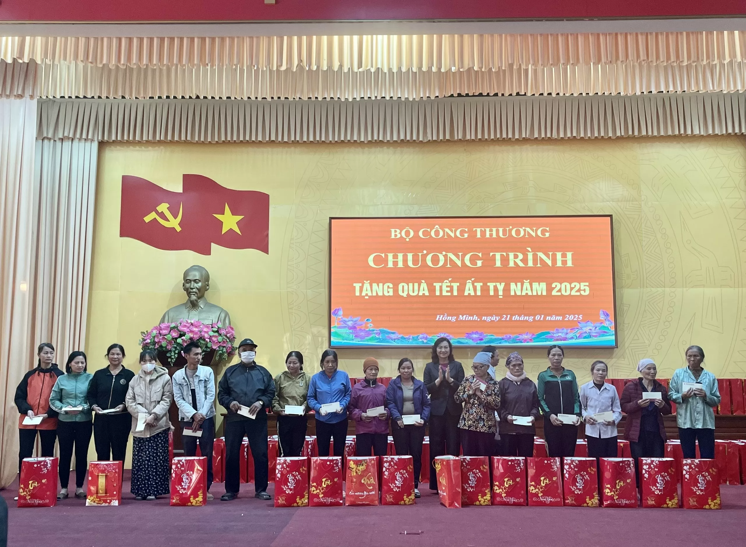 Lãnh đạo Bộ Công Thương trao quà Tết tặng công nhân, gia đình chính sách tại Thái Bình