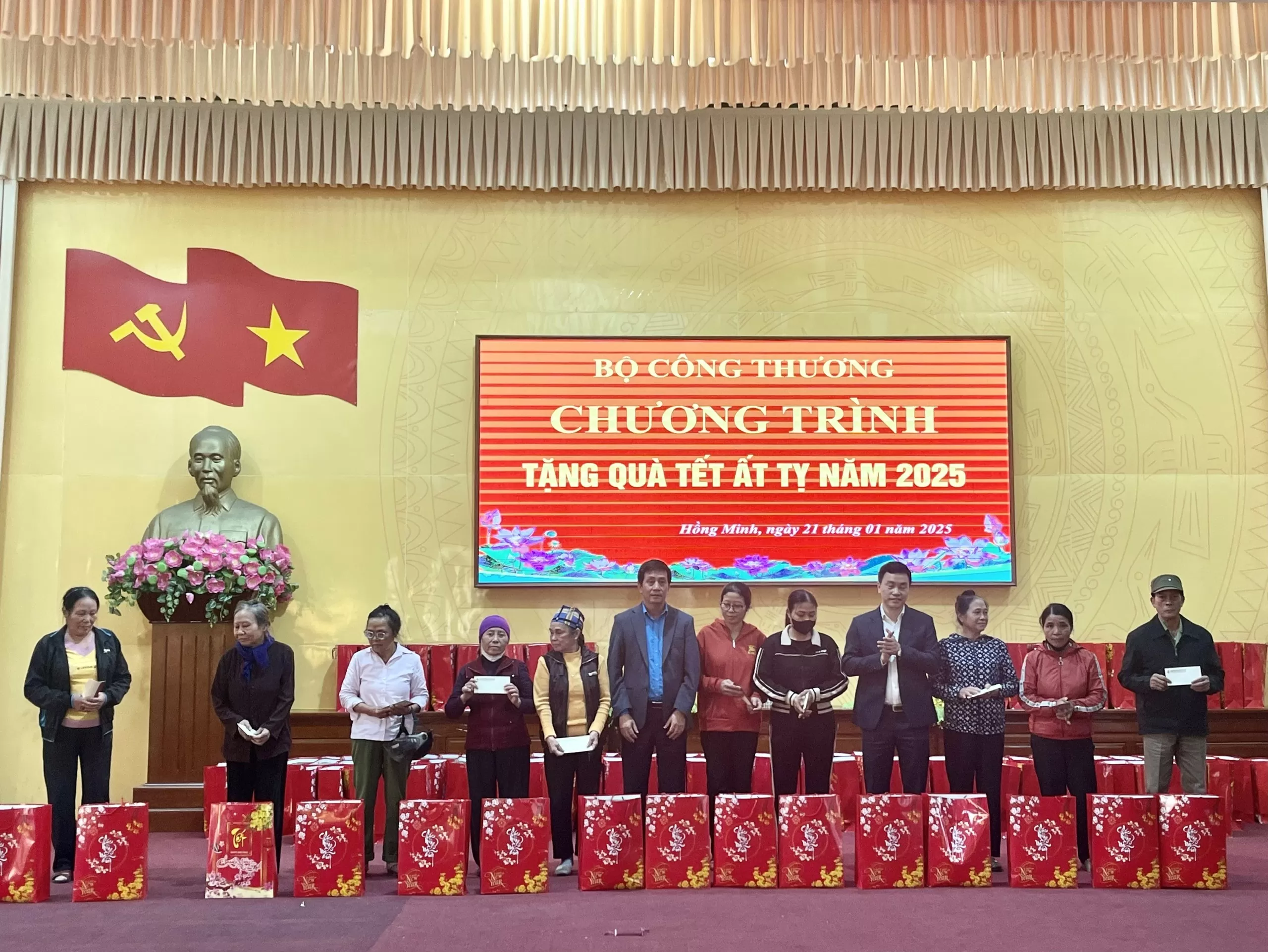 Lãnh đạo Bộ Công Thương trao quà Tết tặng công nhân, gia đình chính sách tại Thái Bình