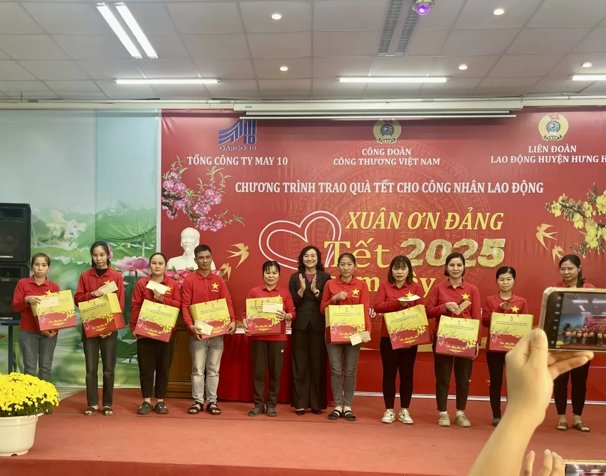 Lãnh đạo Bộ Công Thương trao quà Tết tặng công nhân, gia đình chính sách tại Thái Bình