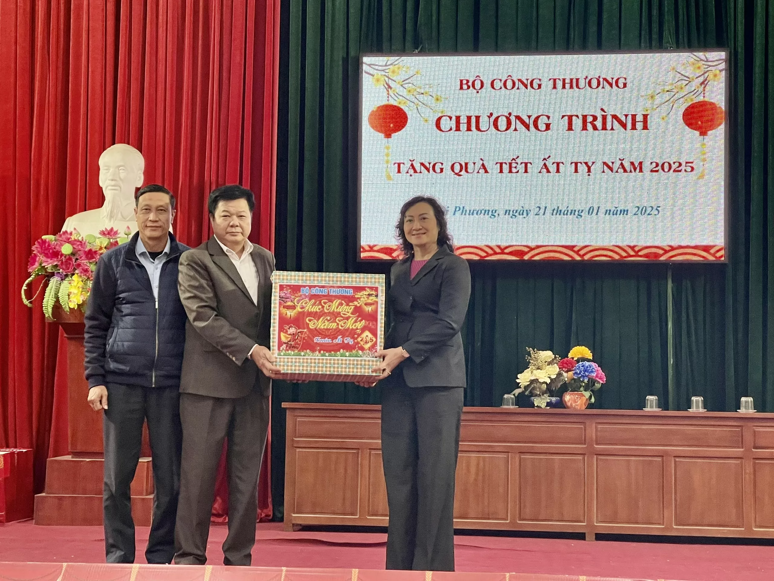 Lãnh đạo Bộ Công Thương trao quà Tết tặng công nhân, gia đình chính sách tại Thái Bình