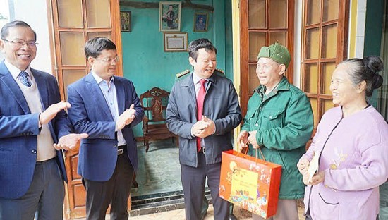 thanh pho hue nhieu hoat dong tham hoi tang qua tet