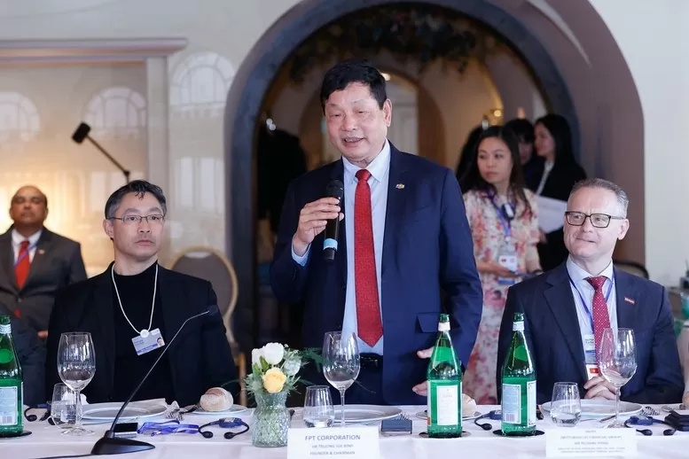 Chủ tịch FPT Trương Gia Bình giới thiệu về những tiềm năng thu hút đầu tư vào Việt Nam nhờ thế mạnh công nghệ cao sẵn có và sự hỗ trợ toàn diện từ Chính phủ - Ảnh: VGP/Nhật Bắc