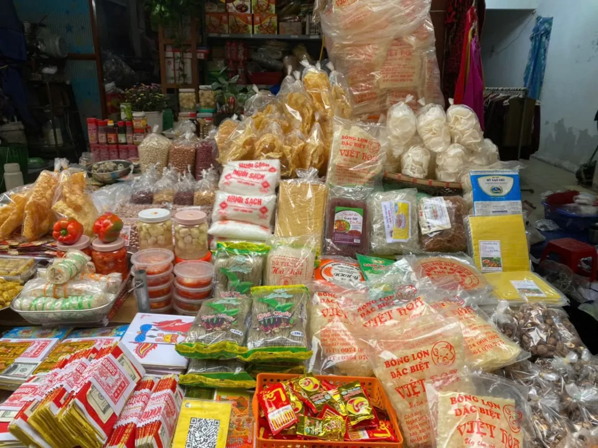 Ngày Tết, ngoài thực phẩm tươi sống thì thực phẩm khô đắt hàng không kém. Ảnh: Nguyễn Vân