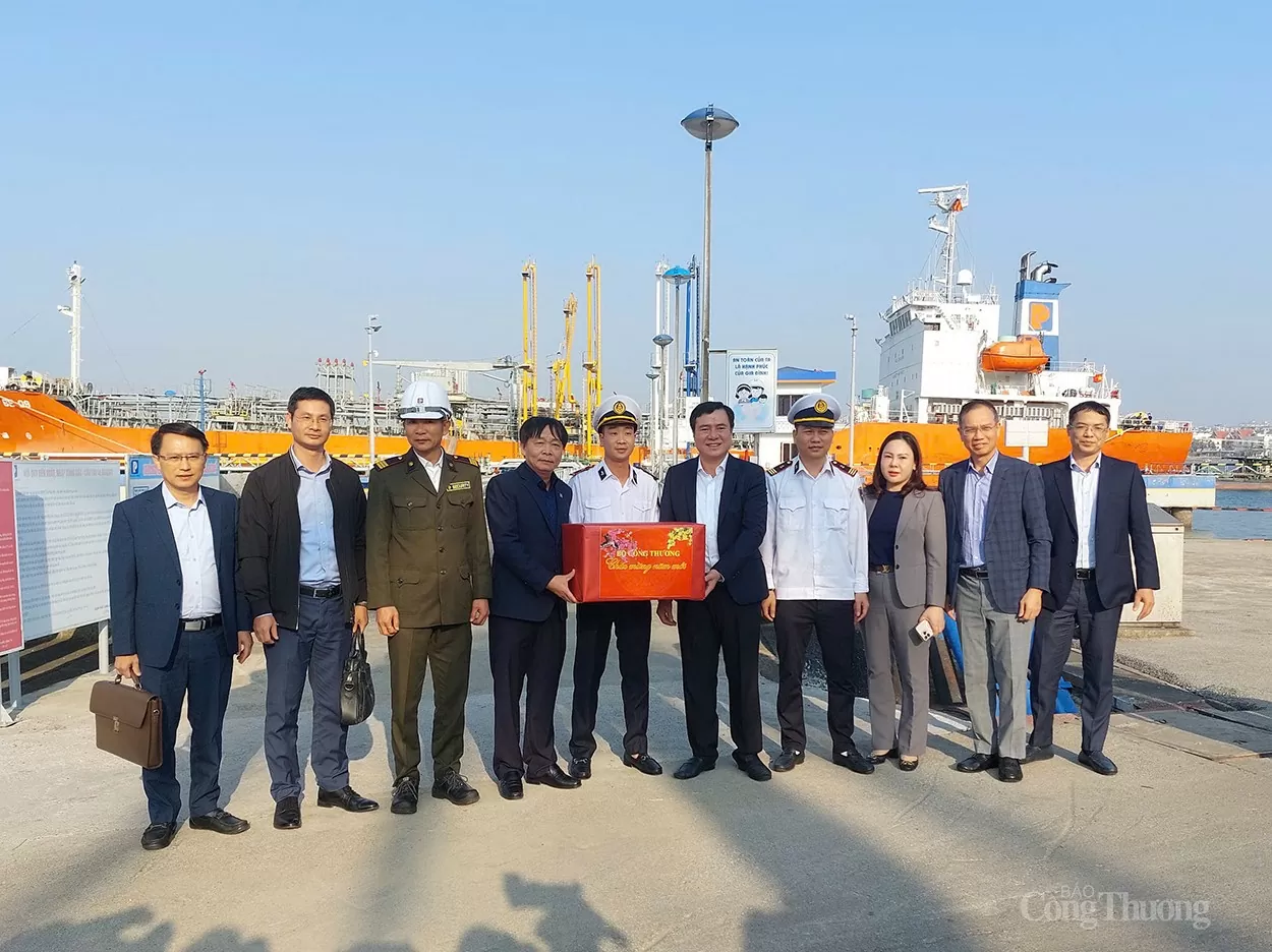 Chùm ảnh: Thứ trưởng Nguyễn Sinh Nhật Tân kiểm tra tình hình cung ứng xăng dầu tại Quảng Ninh