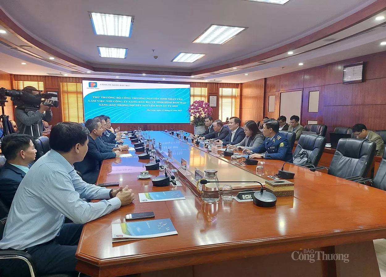 Chùm ảnh: Thứ trưởng Nguyễn Sinh Nhật Tân kiểm tra tình hình cung ứng xăng dầu tại Quảng Ninh