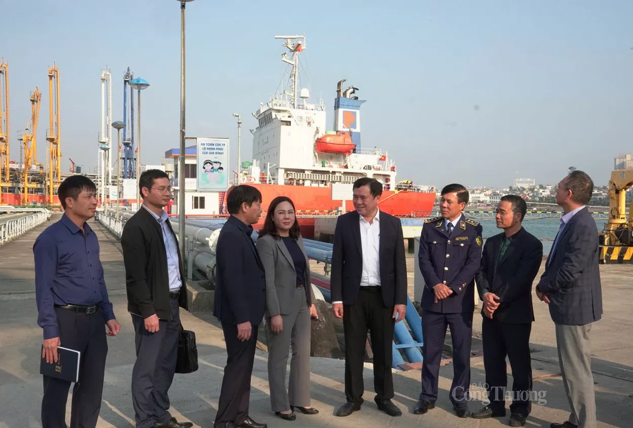 Chùm ảnh: Thứ trưởng Nguyễn Sinh Nhật Tân kiểm tra tình hình cung ứng xăng dầu tại Quảng Ninh