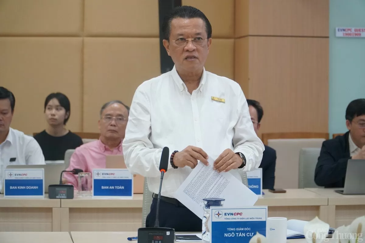 Thứ trưởng Nguyễn Hoàng Long làm việc với Điện lực miền Trung