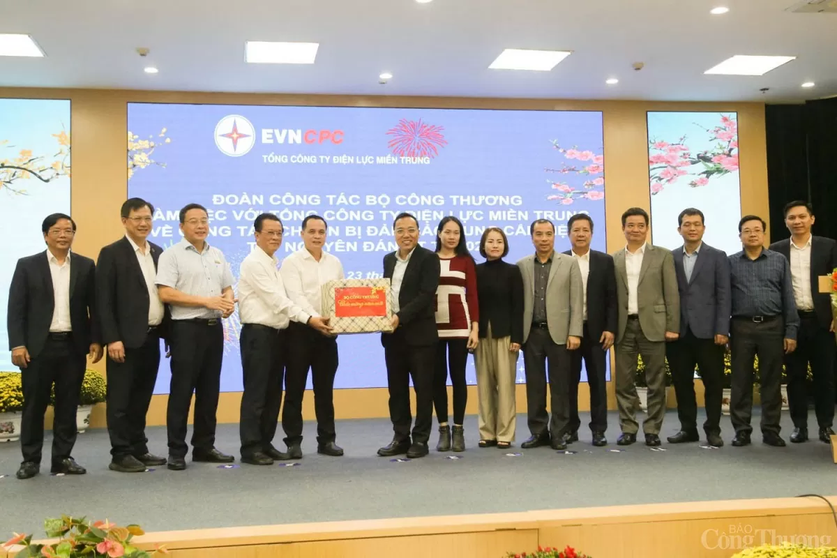 Thứ trưởng Nguyễn Hoàng Long làm việc với Điện lực miền Trung
