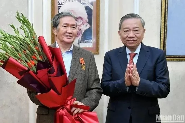 Tổng Bí thư trao Huân chương Hồ Chí Minh tặng đồng chí Đinh Thế Huynh. Ảnh Nhân dân