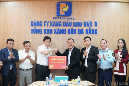 chum anh thu truong nguyen hoang long lam viec ve cung ung xang dau dip tet tai tp da nang
