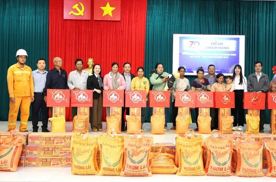 pc dak nong trao qua tet cho ho gia dinh kho khan