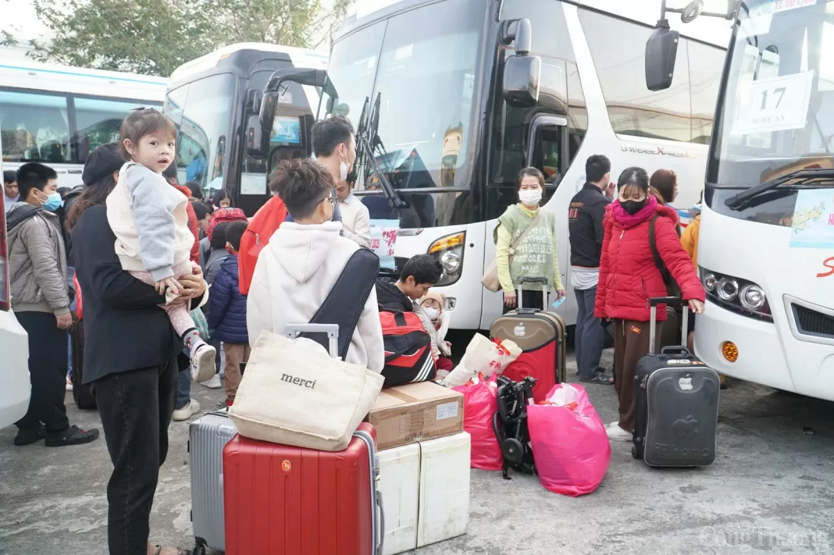 Công nhân, người lao động về quê đón Tết sum vầy cùng gia đình trên những chuyến xe Công đoàn