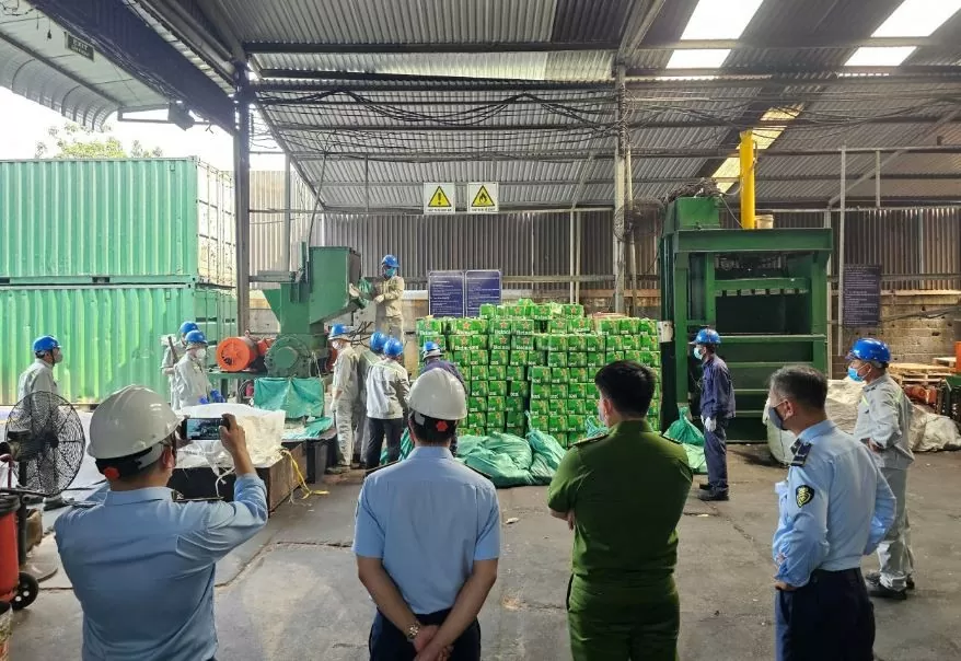 Lực lượng chức năng tổ chức tiêu hủy Bia Heineken. Ảnh: Cục Quản lý thị trường TP. Hồ Chí Minh